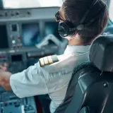 Ile zarabia pilot samolotu LOT? Zaskakujące wynagrodzenia i benefity